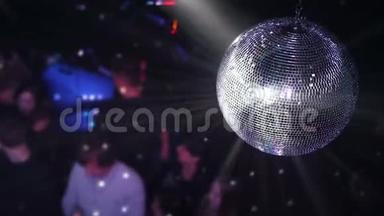 蓝色迪斯科球效果及墙面反光.. 迪斯科舞厅旋转，俱乐部内的派对灯光迪斯科舞厅